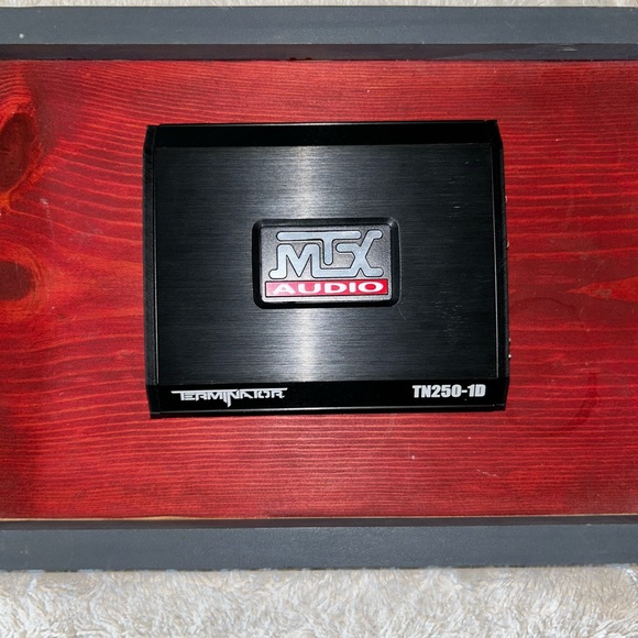 Class-D monoblock amplifier delivers a solid 250 watts. Very good condition - Picture 3 of 7